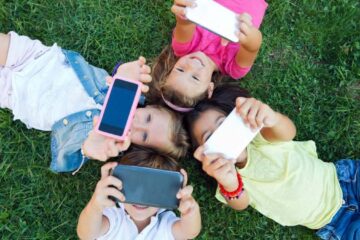 „Block” pe rețelele sociale pentru copiii sub 16 ani. Ce sancțiuni riscă părinții