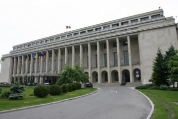 Insistați să forțați dispozițiile Constituției pentru ego politic