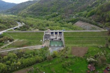 Baraj aproape gata, oprit pentru că era autorizat pe vremea lui Ceaușescu. Finalizată 90%, construcția de la Mihăileni, din Munții Apuseni, este blocată de activiștii Declic