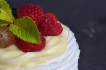 Rețetă de Pavlova cu cremă de mentă și fructe proaspete