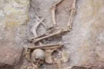 rămășițele unui bărbat operat pe creier, aflate într-o groapă comună din perioada vikingă