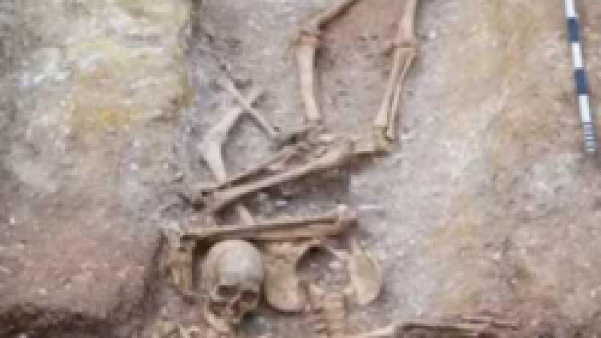 rămășițele unui bărbat operat pe creier, aflate într-o groapă comună din perioada vikingă