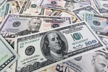 Leul s-a apreciat, vineri, în raport cu euro şi dolarul american