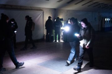 mii de oameni, fără căldură la -20°C