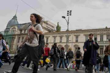 Românii, tot mai pesimiști! Peste 70% dintre ei cred că ţara se îndreaptă într-o direcţie greşită