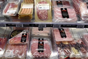 Alimentele ultraprocesate stimulează consumul și trebuie reglementate ca țigările