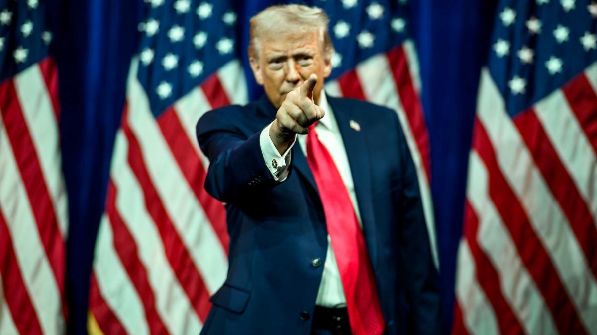 Trump întărește controlul asupra a 50.000 de angajați federali