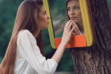 5 indicii corporale care îți pot arăta că ai de-a face cu o persoană narcisistă