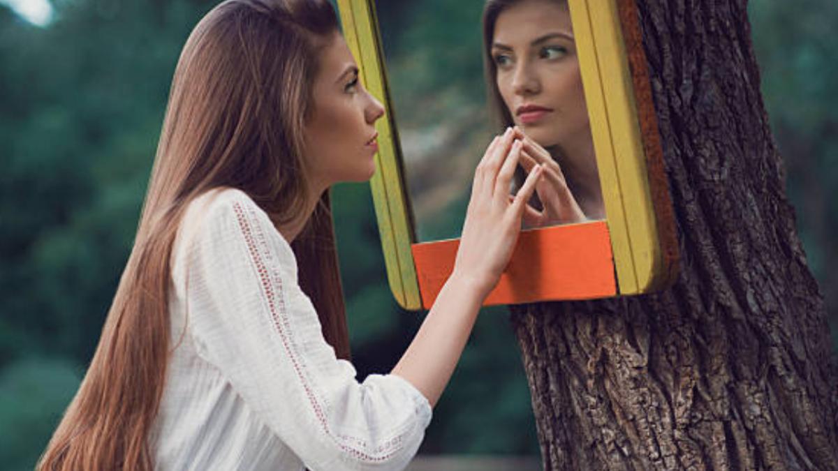 5 indicii corporale care îți pot arăta că ai de-a face cu o persoană narcisistă