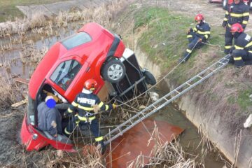 Șofer prăbușit cu mașina în canal, salvat în ultimul moment de pompieri!