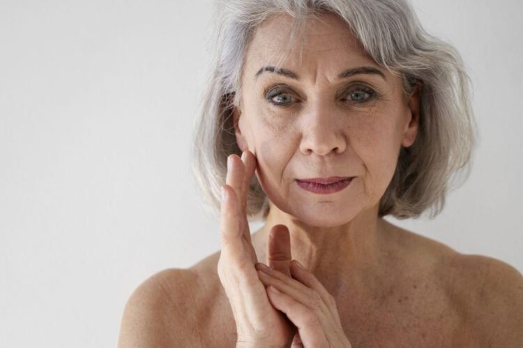 Ghid de nutriție la menopauză: Ce nu trebuie să-ți lipsească din meniu