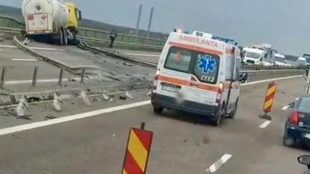 Atenție, șoferi! Blocaj total pe A3 din cauza unei cisterne răsturnate. Pericol de explozie!