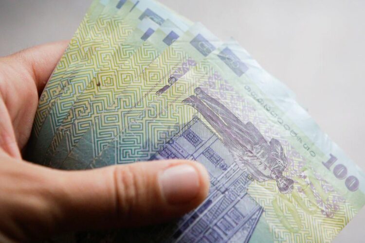 Crește salariul minim brut pe țară