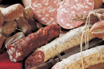 De ce mezelurile devin lipicioase? Cum să le consumi în siguranță