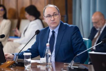 Școlile și liceele, conduse de membri de partid și ONG-iști