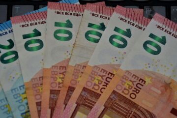 Moneda europeană se scumpește, dolarul american scade