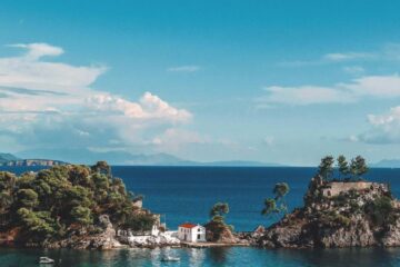 Grecia își așteaptă turiștii, pe sute de insule însorite, pline de istorie și legende milenare