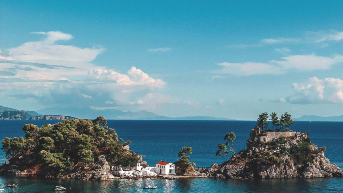 Grecia își așteaptă turiștii, pe sute de insule însorite, pline de istorie și legende milenare