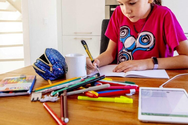 Limba română: Ce înseamnă cuvântul „militant”