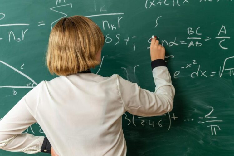 Norma de predare, redusă cu două ore pentru dascălii cu vechime