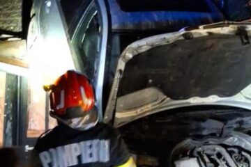 O mașină a aterizat pe acoperișul unei case din Prahova