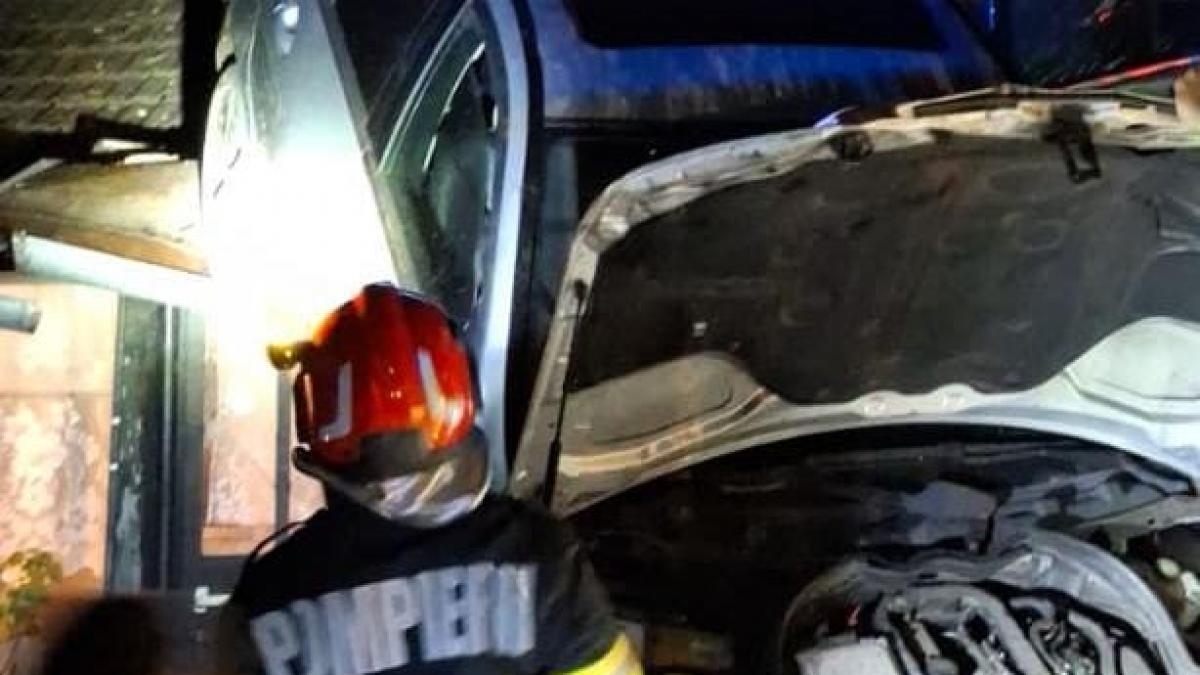 O mașină a aterizat pe acoperișul unei case din Prahova