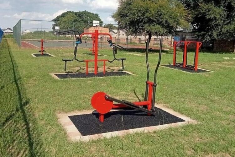 Primăria lui Boc a mai comis-o o dată. A cumpărat încă un rând de aparate de fitness în aer liber, de la aceeași firmă de casă