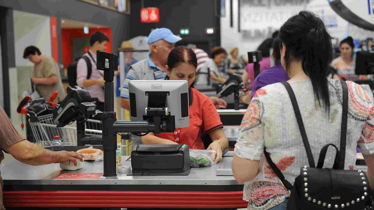 Produsele mai ieftine sunt ale lanțurilor de magazine, la promoție sau în oferte speciale