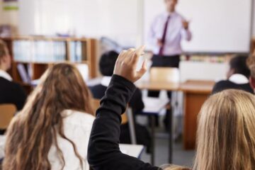 Elev agresat de profesor chiar lângă unitatea de învățământ