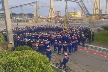 Sute de muncitori au blocat poarta șantierului!