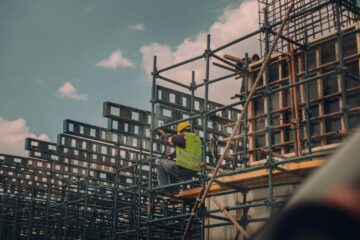 UE impune reguli draconice pentru construcțiile noi. Casele vechi, obligate la renovare