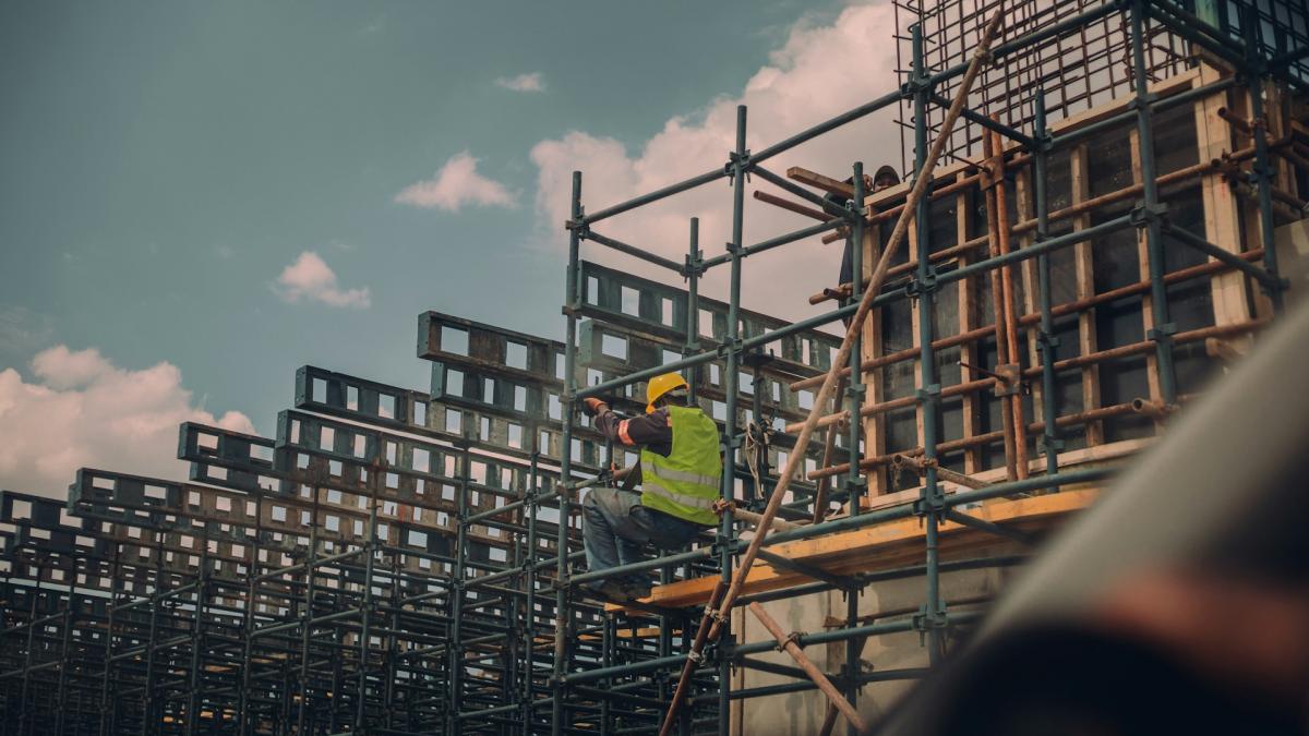 UE impune reguli draconice pentru construcțiile noi. Casele vechi, obligate la renovare