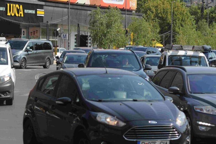 Ar putea românii să circule doar 5 zile din 7 cu mașina? Cum răspunde Bolojan