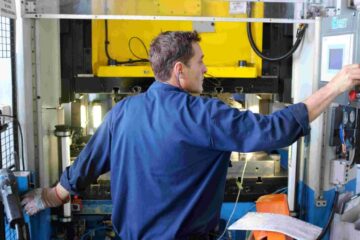 angajați puțini, cu salarii mici și jupuiți de stat