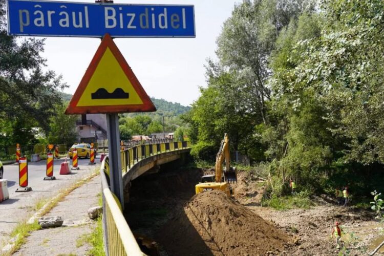 se așteaptă uscarea betonului turnat