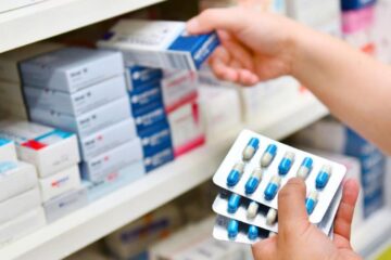 Taxa menită să finanțeze medicamentele îi lasă pe români cu farmaciile goale