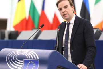 UE trimite imigranții în „centre de returnare” non-UE