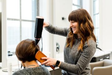 4 tunsori care dublează volumul părului subțire și te fac să arăți mai tânără