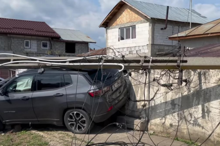 Stâlp de electricitate rupt în accident la Ulmi, țeavă de gaze fisurată și panică printre copii