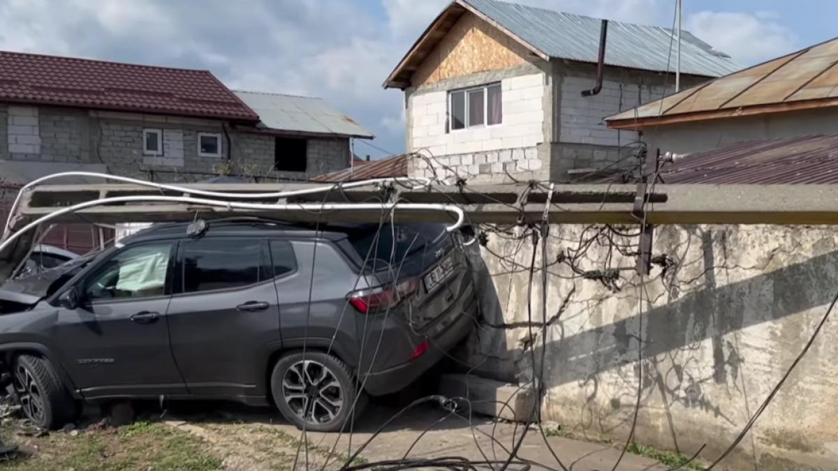 Stâlp de electricitate rupt în accident la Ulmi, țeavă de gaze fisurată și panică printre copii