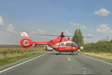 Impact violent între două mașini, urmat de un incendiu, în ajunul Paștelui! La fața locului intervine un elicopter SMURD