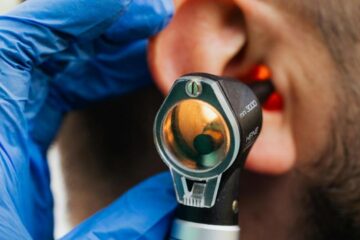 „Senzația de ureche înfundată poate ascunde chiar și o tumoră”