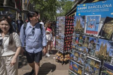 Barcelona dublează taxele pentru turiști