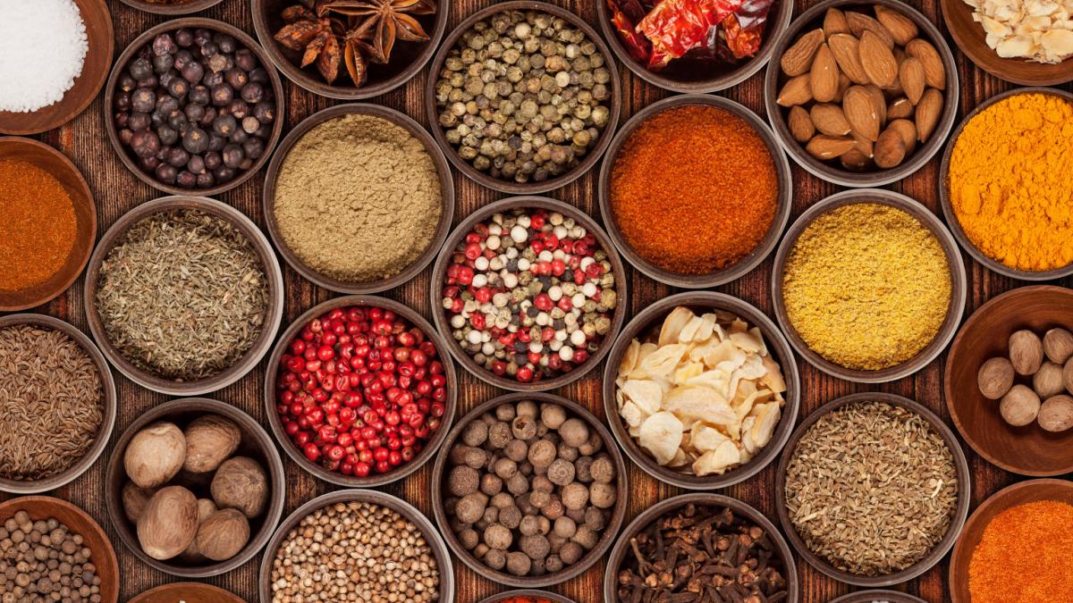 Ce este Baharat? Amestecul de condimente care aduce aromele Orientului Mijlociu în bucătăria ta