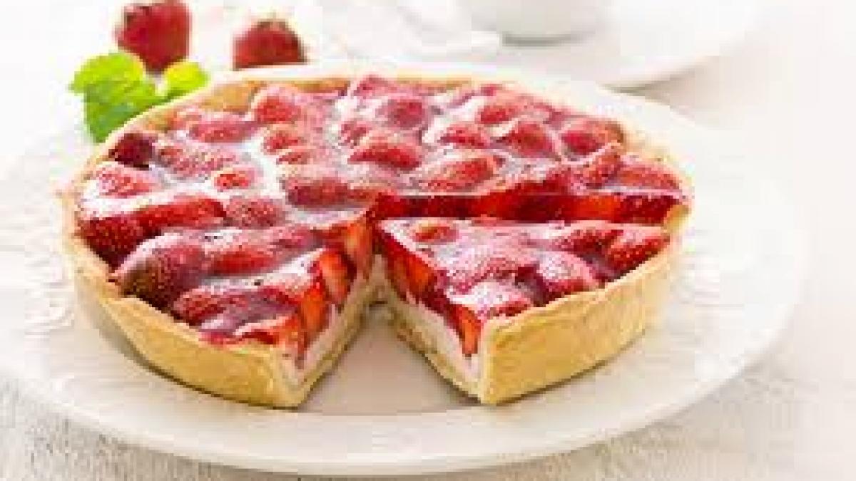 Cum prepari tartă cu rubarbă și căpșuni