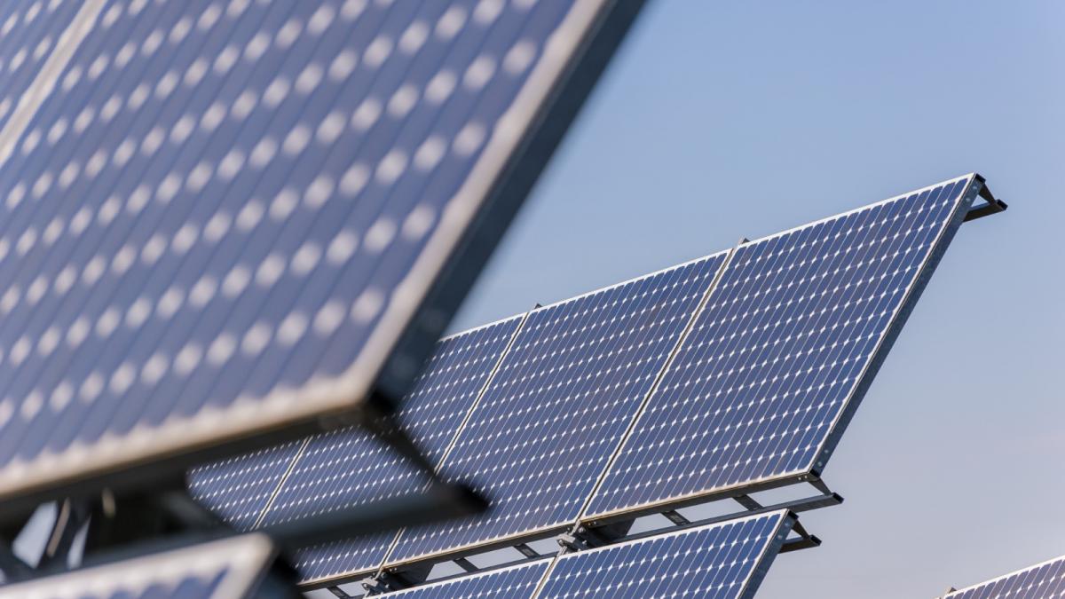 De ce energia electrică rămâne scumpă în România. Mitul regenerabilelor „ieftine” este demontat de specialiști