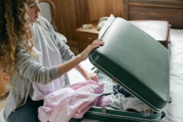 Greșeala pe care o fac mulți români când pleacă în vacanță. Hoții sunt cu ochii pe valize!