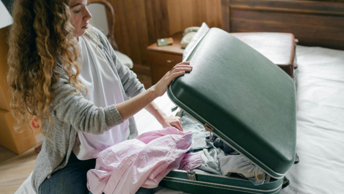 Greșeala pe care o fac mulți români când pleacă în vacanță. Hoții sunt cu ochii pe valize!