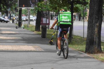 35% își caută al doilea job. Guvernul îi va rupe cu taxele