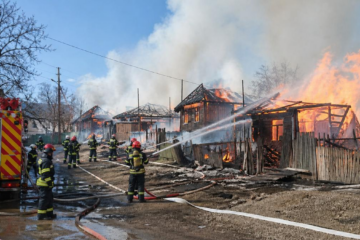 Un sat întreg în pericol după ce 11 case de lemn au fost cuprinse de flăcări